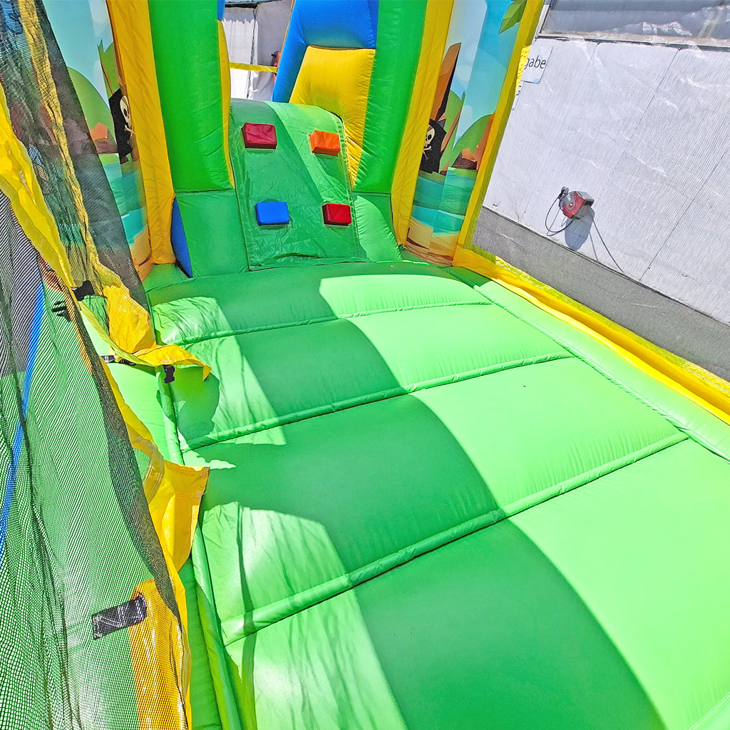 Hüpffläche der Hüpfburg Pirat und kleinem Aufstieg zur Rutsche.