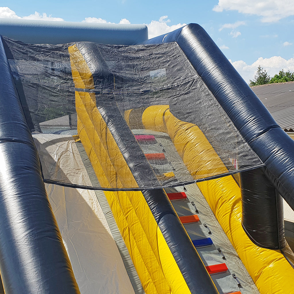 Hüpfburg mit einem Netz dass, das herausfallen verhindert.