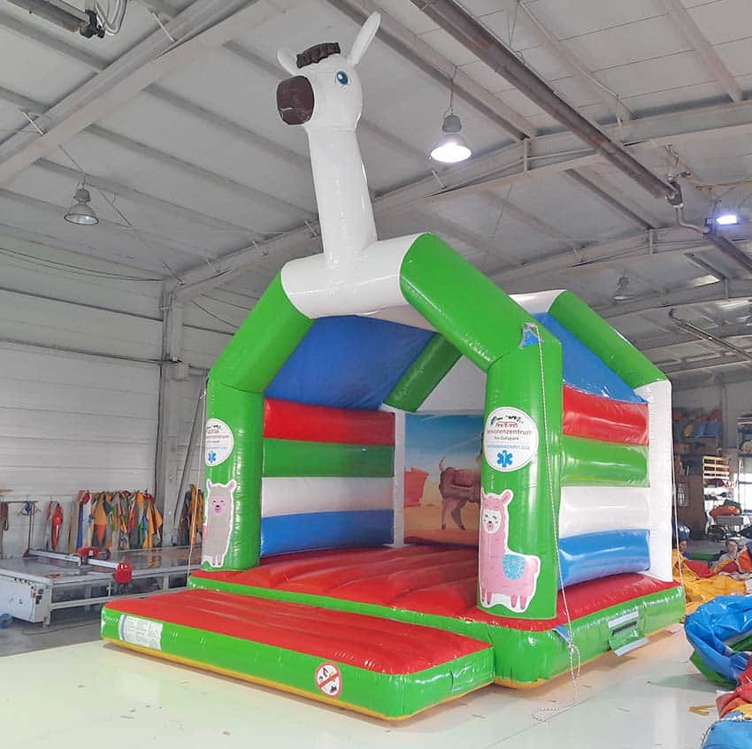 Personalisierte Hüpfburg mit Alpaka Motiv mit Logo - Aufblasbare Werbung | Werbeträger | Inflatables online kaufen! Personalisierte Hüpfburg mit Alpaka Motiv mit Logo - Aufblasbare Werbung | Werbeträger | Inflatables online kaufen!