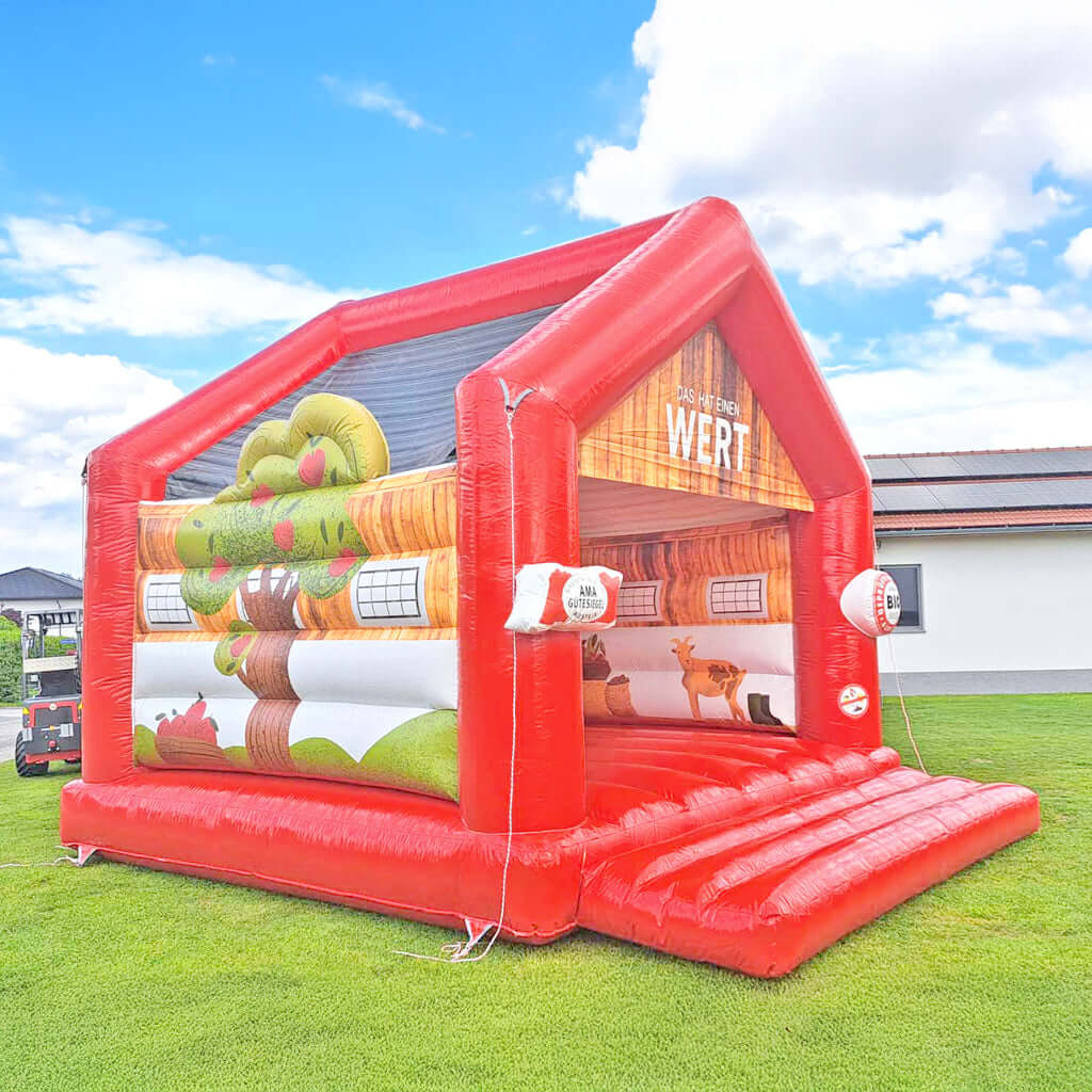Eine rote Hüpfburg mit Dach zum mieten
