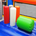 Hindernisse in einer Hüpfburg auf einer blauen Hüpffläche.