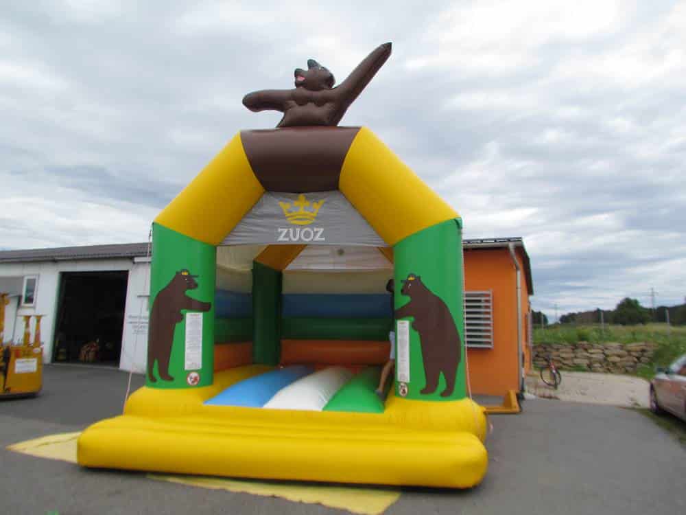 Bären Hüpfburg in leuchtenden Farben vor einer Halle