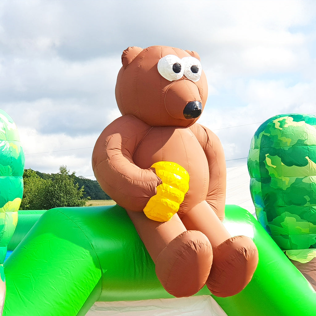 Ein großer aufgeblasener brauner Bär mit einem Stück Honig in der Pfote.