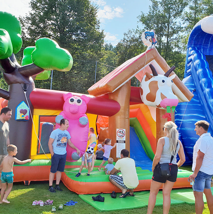 Multiplay Hüpfburg Bauernhof mieten 5,6×5,3m - Ländlicher Hüpftspaß - Hüpfburgen mieten für jeden Anlass | Über 300 Spielgeräte Multiplay Hüpfburg Bauernhof mieten 5,6×5,3m - Ländlicher Hüpftspaß - Hüpfburgen mieten für jeden Anlass | Über 300 Spielgeräte