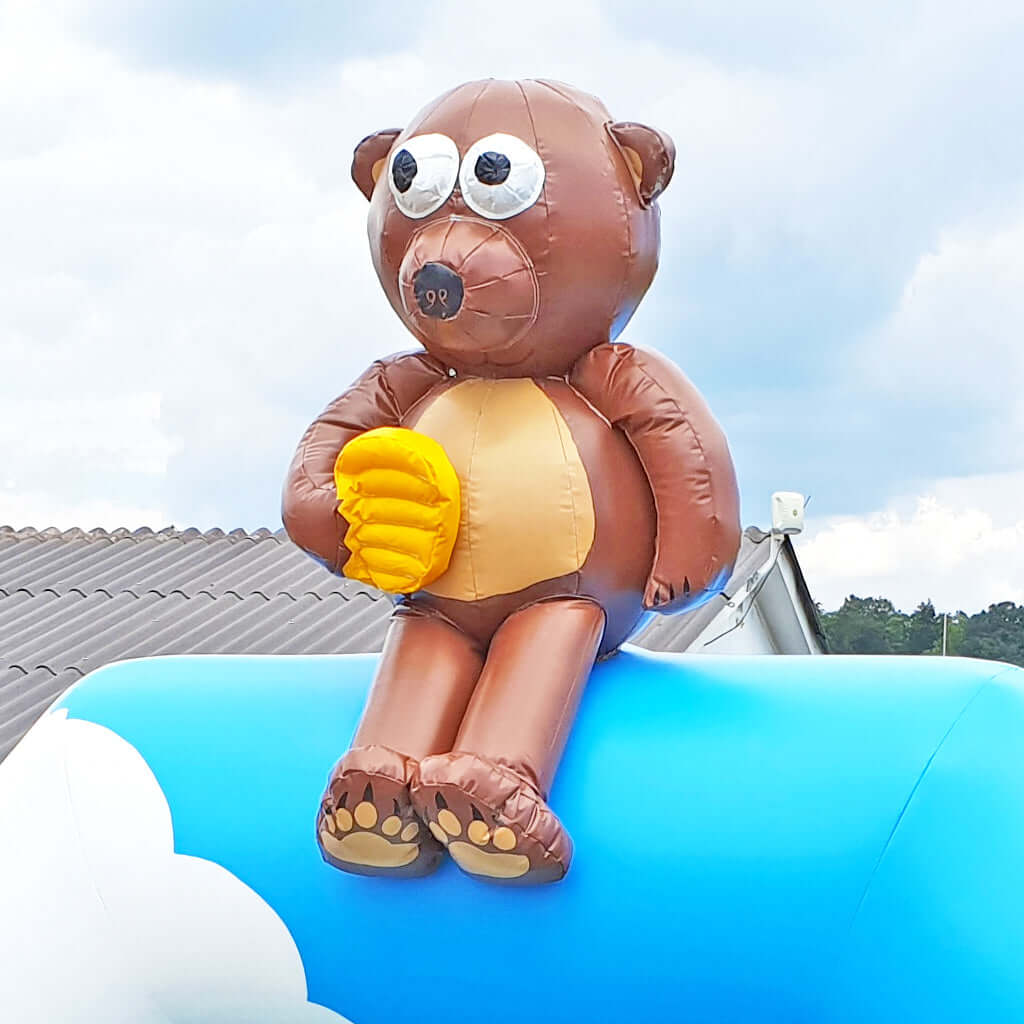 Ein aufblasbarer Bär mit einer Honigwabe.