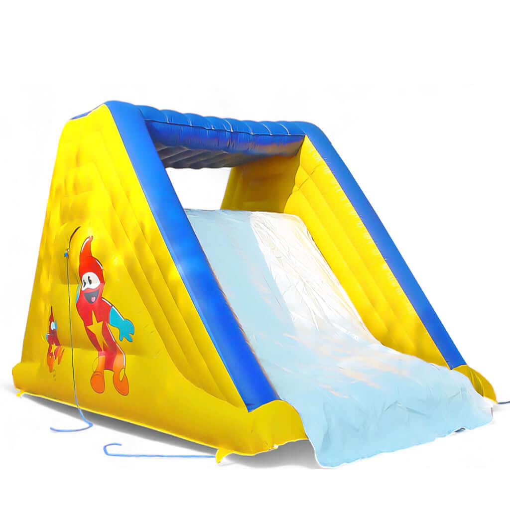 Eine kleine aufblasbare Rutsche in blaue und gelb.