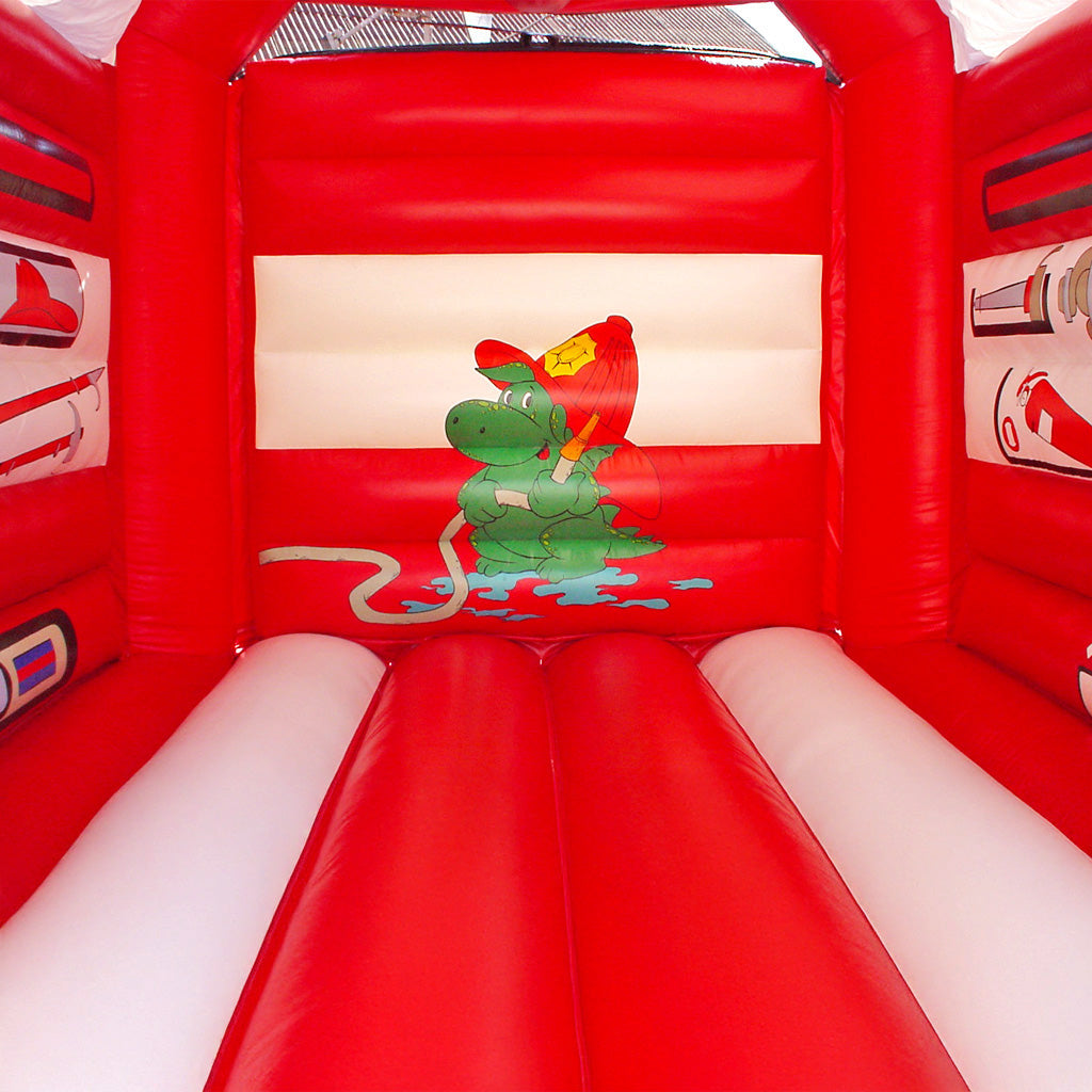 Eine Rot-weiße Hüpffläche mit einem Feuerwehr-Krokodil auf der Wand.