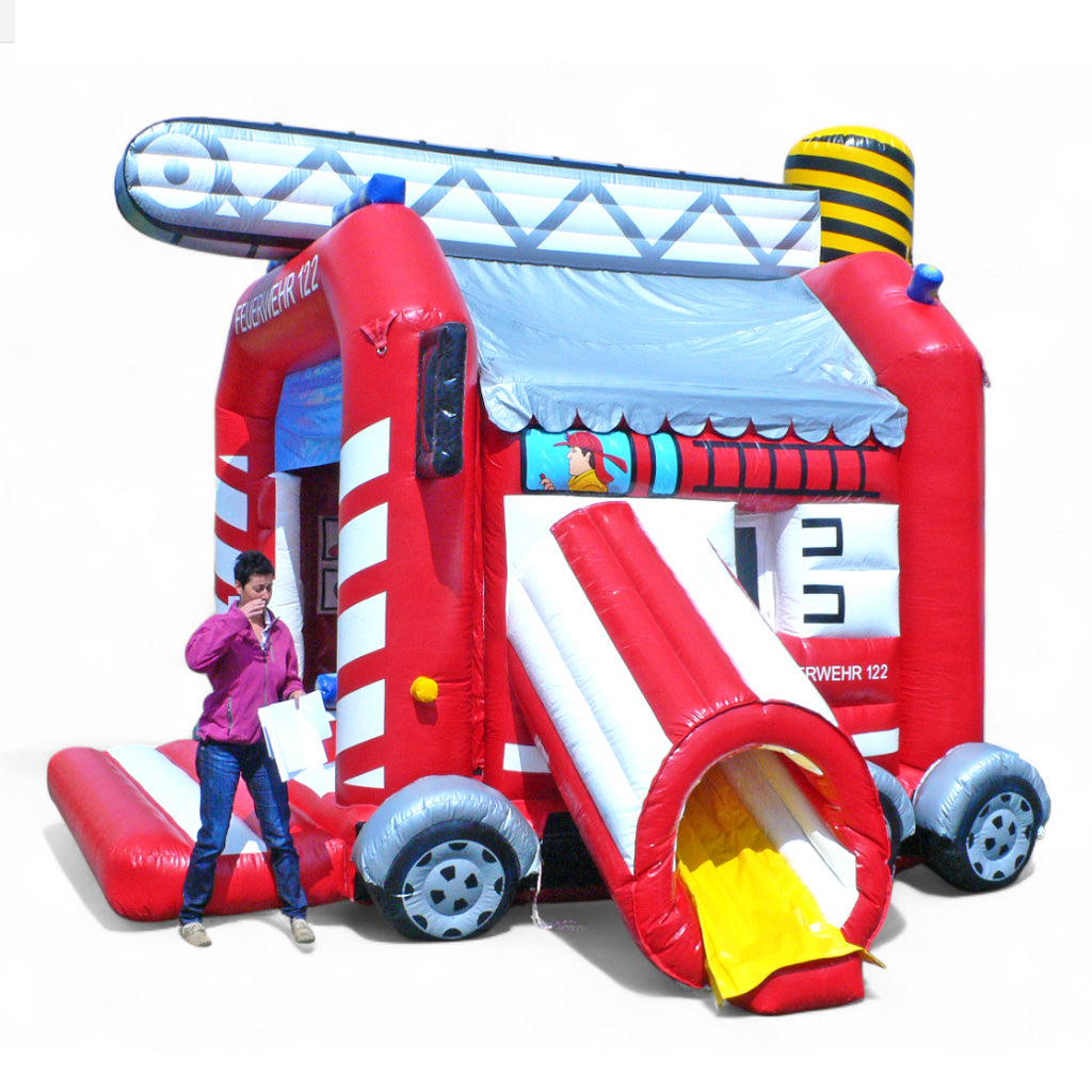Eine Rot-Weiße Hüpfburg designt als Feuerwehrauto oder Feuerwehrtruck.