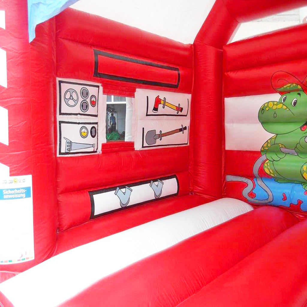 Eine rote Hüpffläche mit einem Fenster an der Wand.