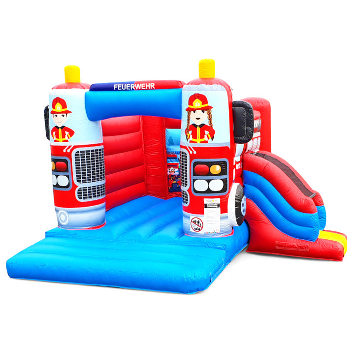 Eine Hüpfburg im Feuerwehr Design, mit zwei Feuerwehrleuten auf den Säulen sowie einer Rutsche auf der Seite.