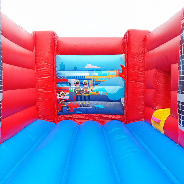 Blaue Hüpffläche, rote Wände und einem Aufdruck in dem die Feuerwehr ein Feuer löscht.