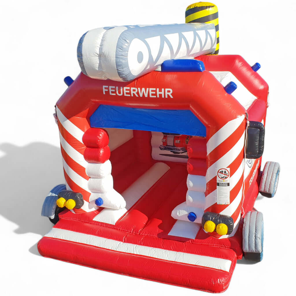 Feuerwehr Hüpfburg mit großem aufblasbaren Kran auf dem Dach.