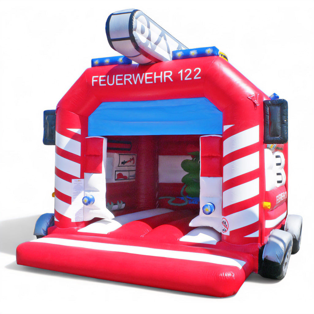 Eine Hüpfburg in Feuerwehroptik mit aufblasbaren Elementen wie einem Kran, Blaulichter, Türen und Reifen.