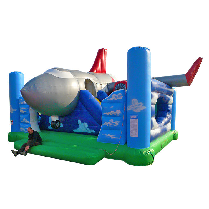 Huepfburg im Flugzeug Design mit Wolken auf den Waenden un Saeulen und ein Mann der am Eingnag sitzt.