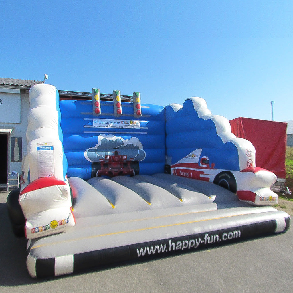 Aufblasbare Hüpfburg mit Wellen abwärts geschnittenen weiß-blauen Wänden.