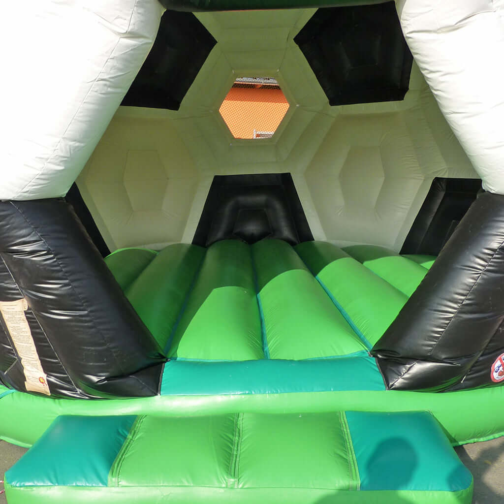 Einstieg von der runden Fußball Hüpfburg.