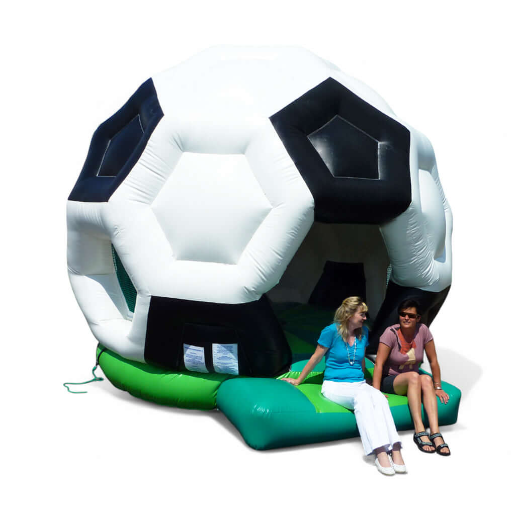 Runde Hüpfburg mit rundem Dach in Fußball Optik in schwarz und weiß.