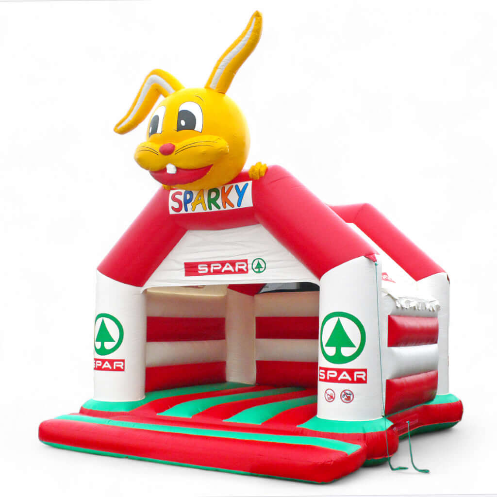 Hüpfburg vom Spar, mit großem aufblasbarem Hasenkopf.