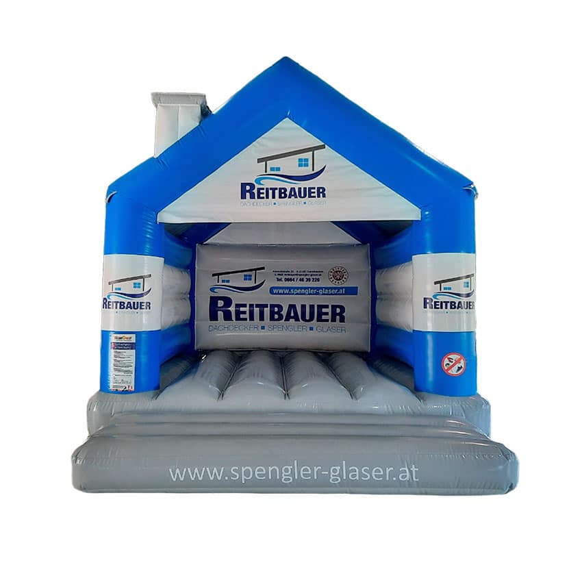 Hüpfburg  in leuchtenden Farben mit einem Kamin