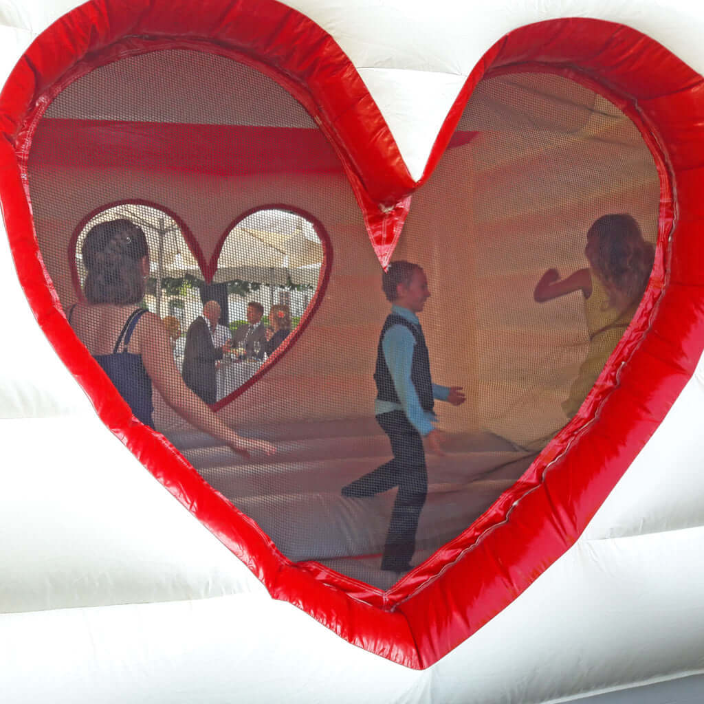 Hüpfburg mit Herz als Fenster.