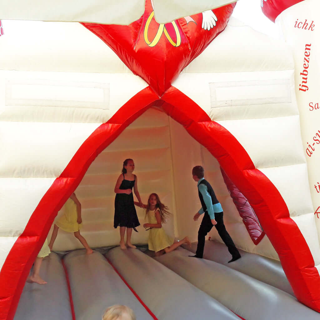 Einstieg und graue Hüpfflache mit spielenden Kindern.