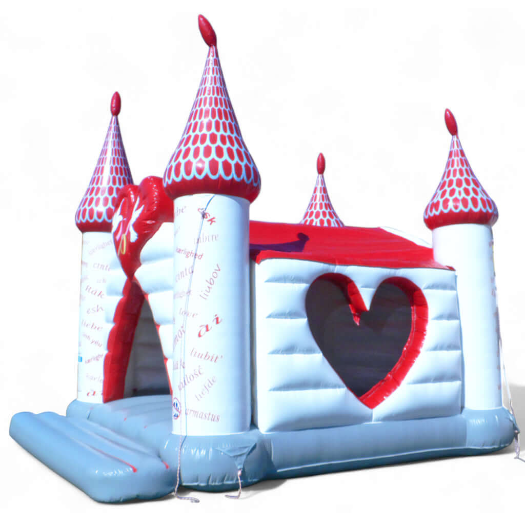 Hüpfburg mit rotem Dach, weißen Wänden sowie schönen Türmchen.