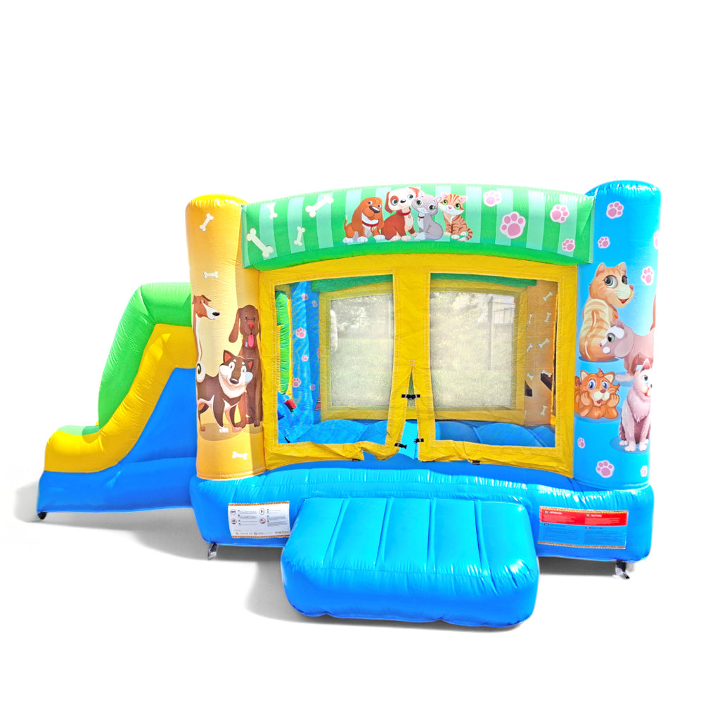 Eine kleine kompakte Hüpfburg mit vielen Hunden und Katzen inkl. einer Rutsche