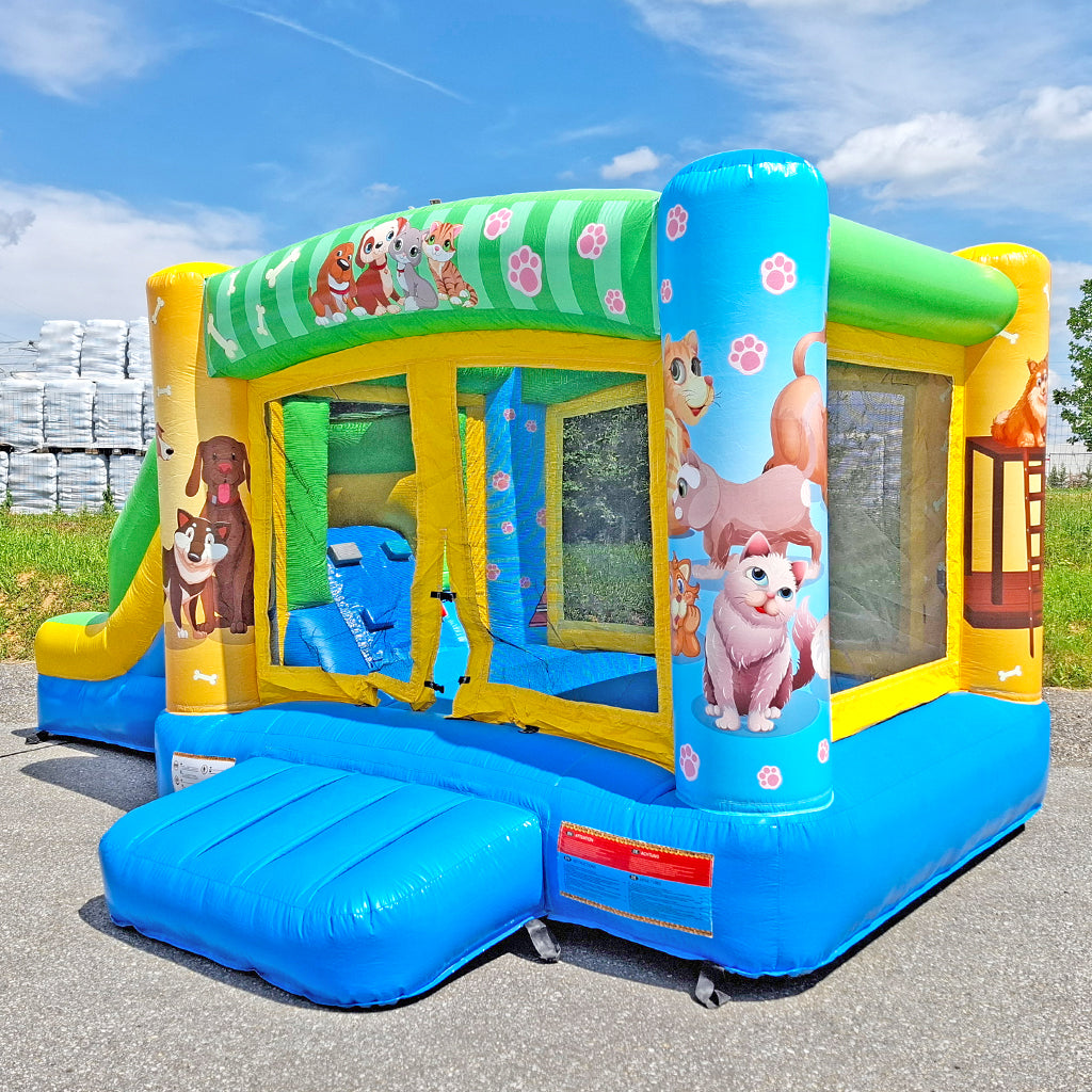 Kompakte Hüpfburg zum mieten, blaue Hüpffläche, benetzte Wände und eine Rutsche.