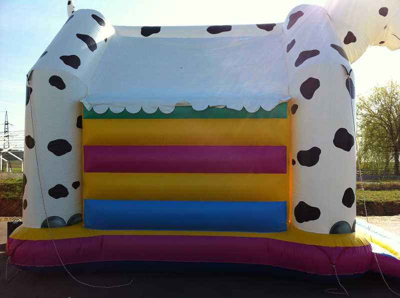 Hüpfburg im Dalmatiner Look von der Seite