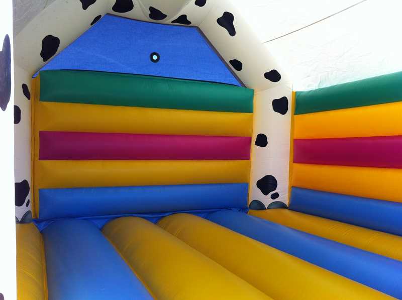 Farbenfrohe Hüpfburg von Innen