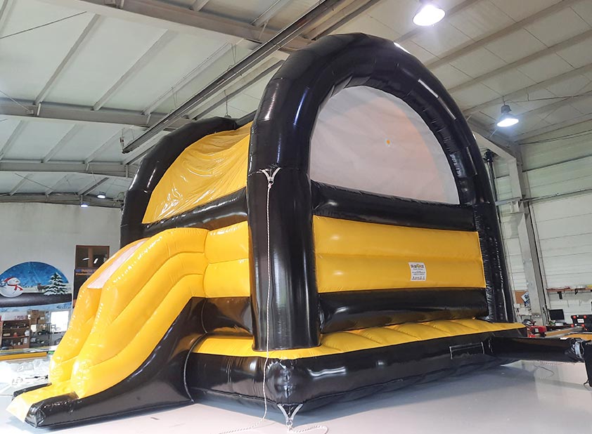 Hüpfburg von hinten in leuchtenden Farben