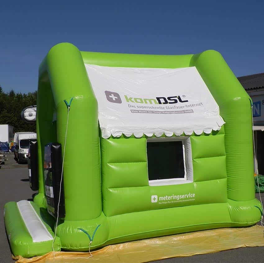 Hüpfburg mit Fenster und Dach von der Seite