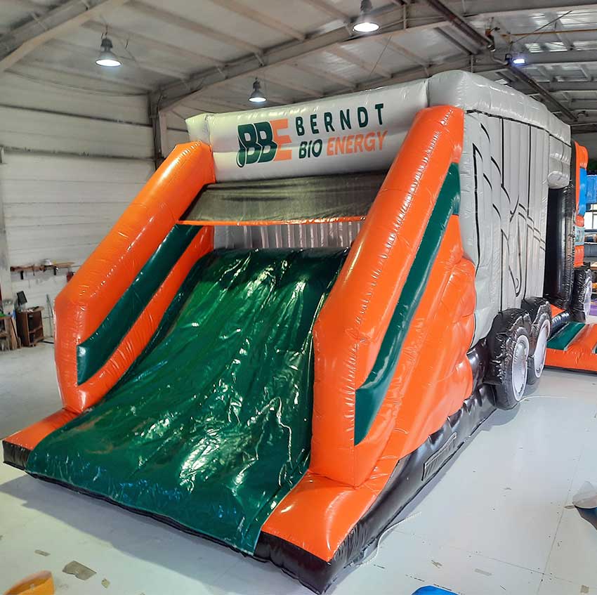 Hüpfburg LKW-Lastwagen im Markendesign - Aufblasbare Produktnachbildung kaufen | Werben in Großformat Hüpfburg LKW-Lastwagen im Markendesign - Aufblasbare Produktnachbildung kaufen | Werben in Großformat