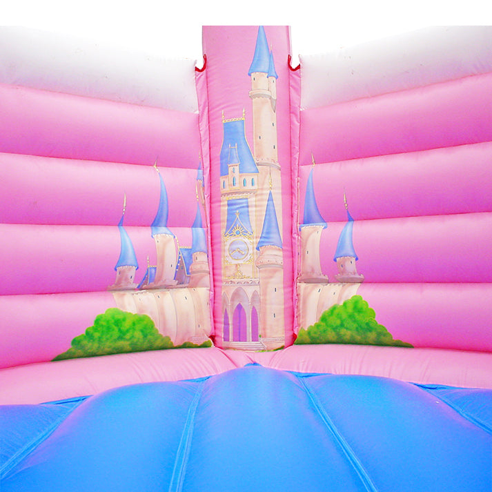 Die Bemalung von einem Schloss auf eine aufblasbare Wand.