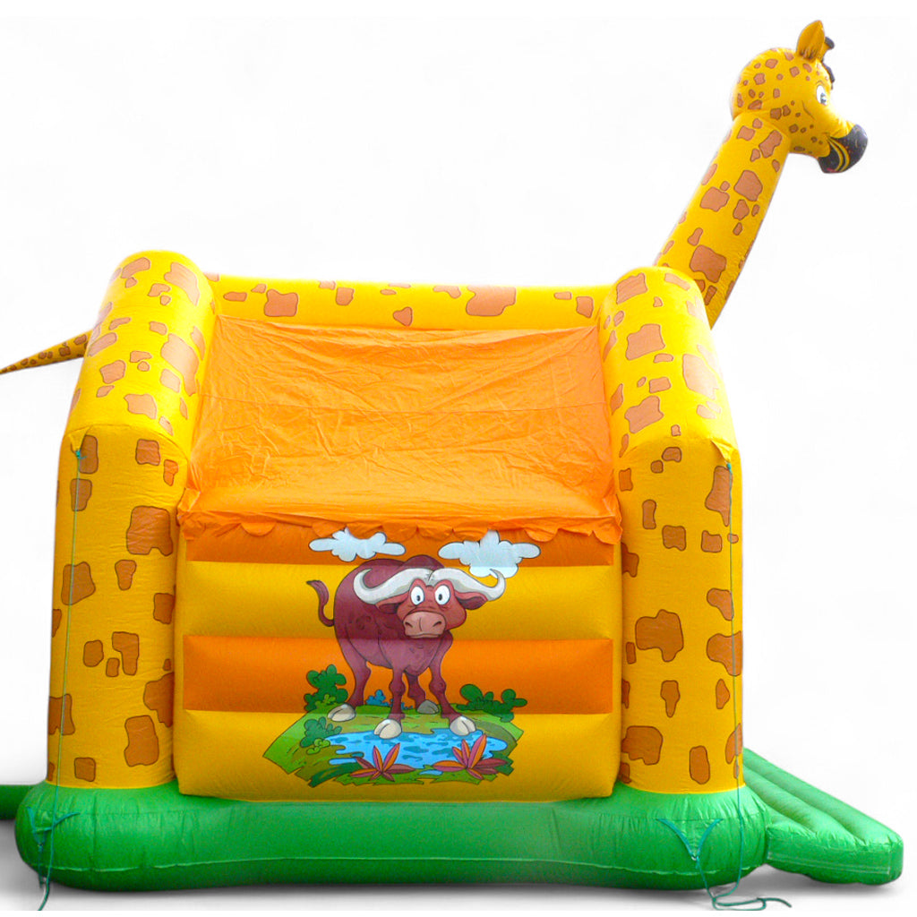 Eine Hüpfburg mit gelb-braunen Wänden und Säulen sowie einem grünem Untergrund.