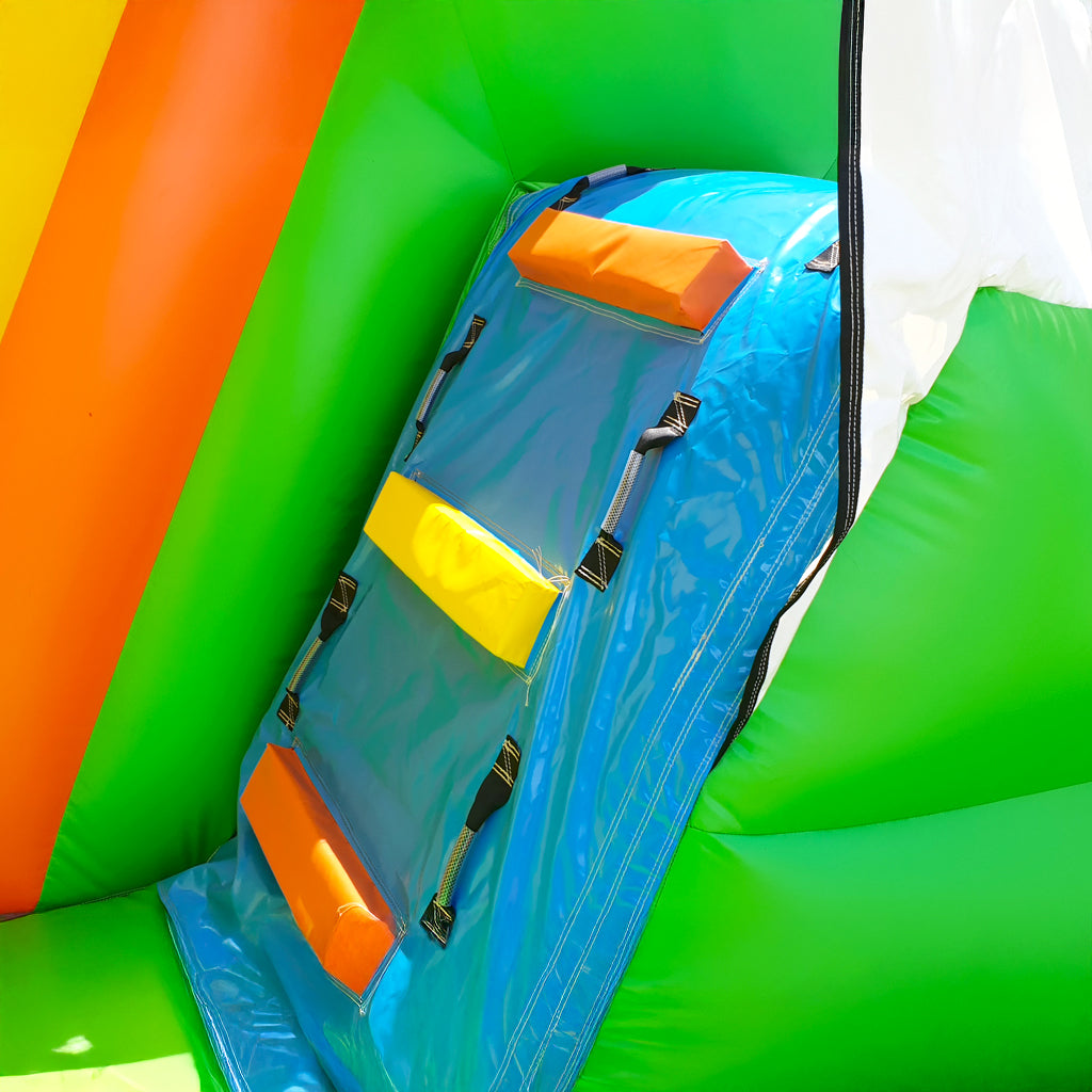 Ein Aufstieg ergo eine Leiter in den Farben gelb und orange, innerhalb einer Hüpfburg.