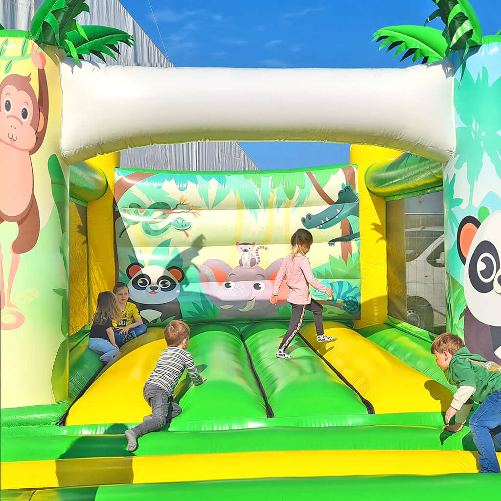 Hüpfburg Panda mit vielen hüpfenden Kindern und Tieren vom Dschungel