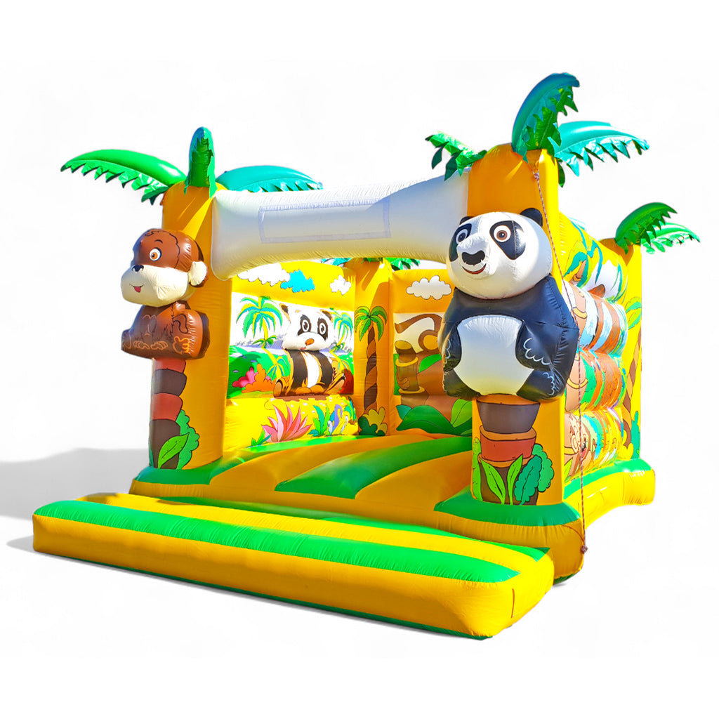 Eine Hüpfburg mit einem großem Affen und einem großem Panda mit Palmen auf allen Säulen.