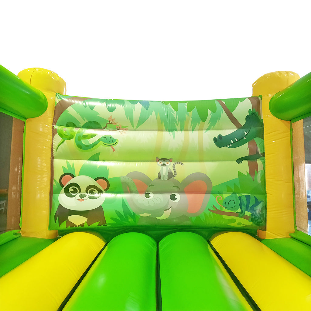 Hüpfburg mit einem Bildaufdruck vom Dschungel mit vielen Tieren.