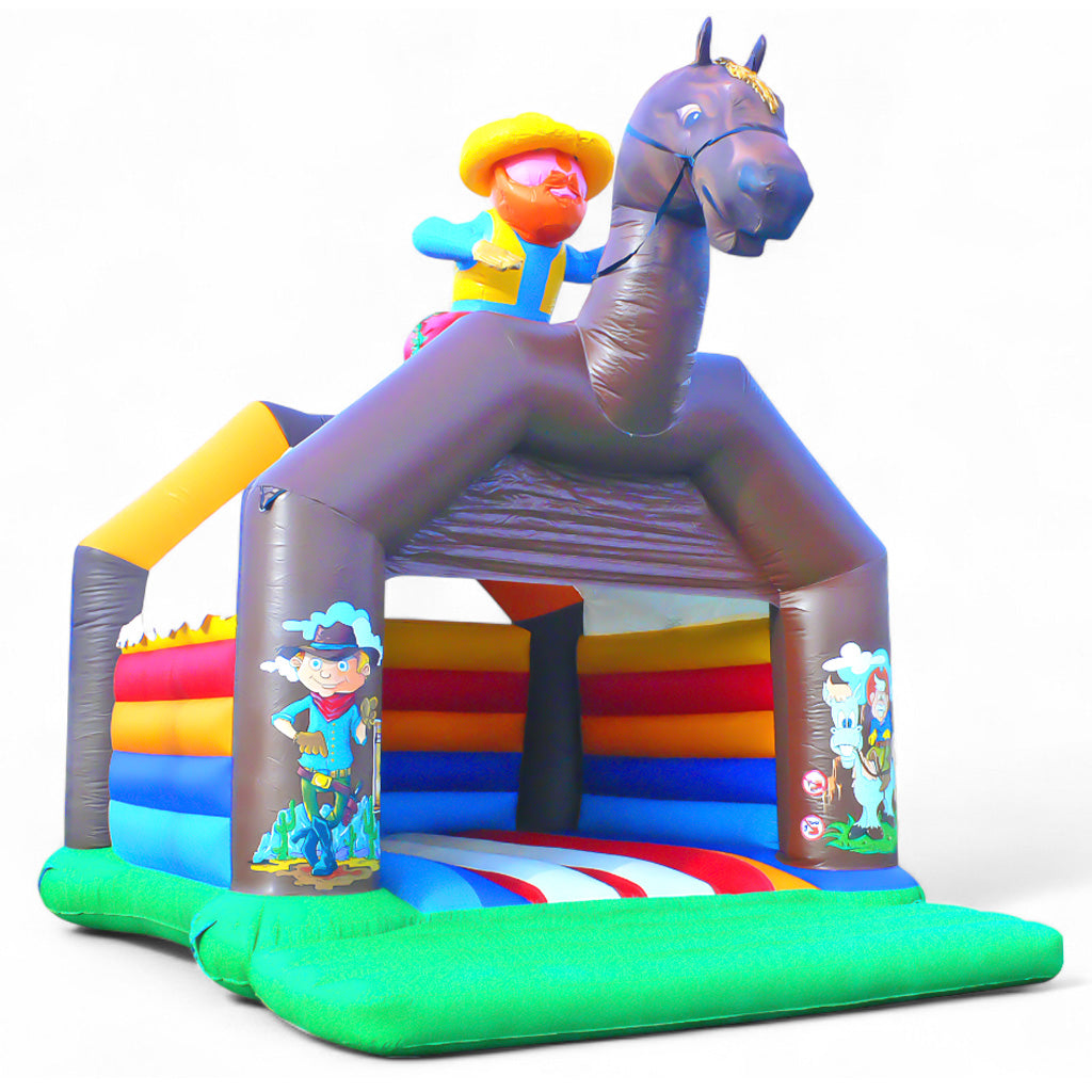 Hüpfburg mit Dach, einem großem Pferd zentral über dem Einstiegsbogen und dahinter ein großer aufblasbarer Cowboy.