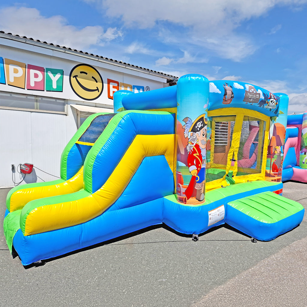Kompakte Hüpfburg mit Rutsche zum mieten, mit Pirat Design.
