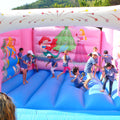 Blau Hüpffläche mit vielen Mädchen in einer rosa Hüpfburg