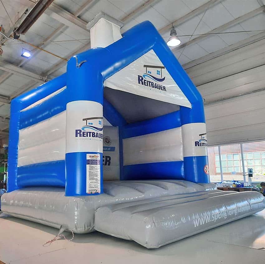 Hüpfburg in einer Halle