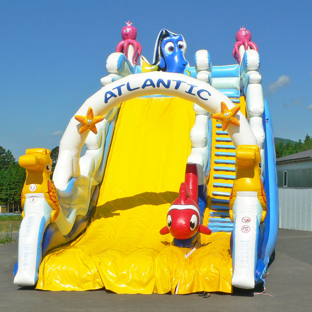 Aufblasbare Riesenrutsche mit Seepferden, Fischen, und Oktopusen sowie Seesternen.