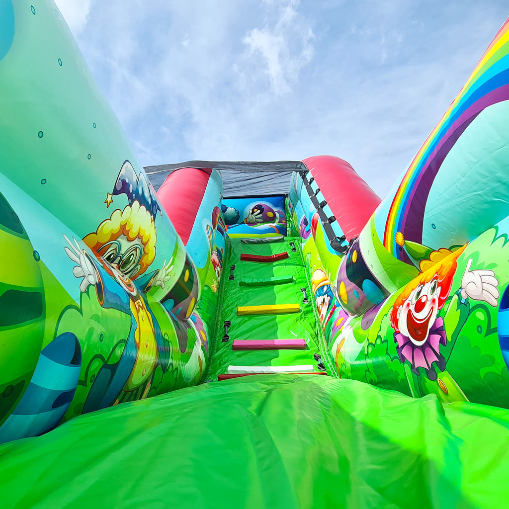 Eine Leiter von einer Hüpfburg.