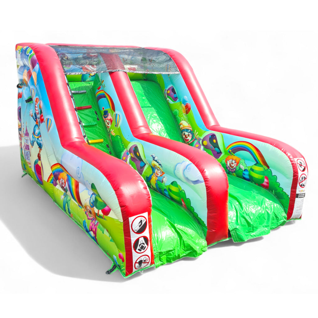 Eine aufblasbare Rutsche im Clowns Design.