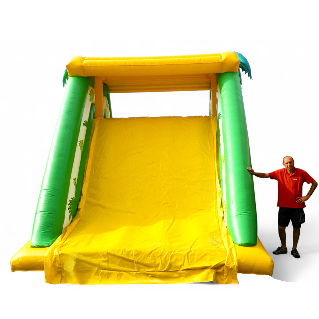 Eine Rutschbahn von einer aufblasbaren Rutsche mit einem posierenden Mann.