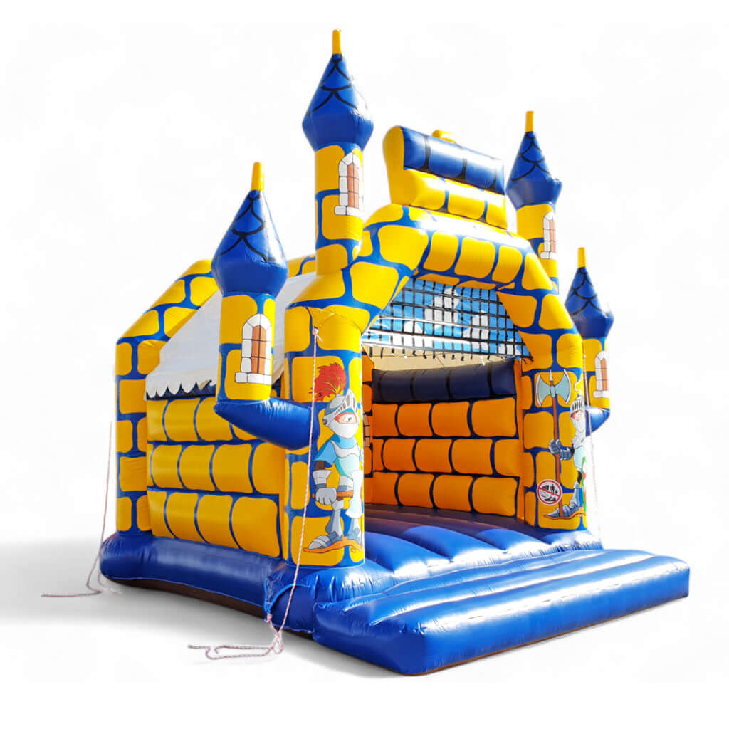 Blau-gelbe Hüpfburg als Burg gestaltet, mit Ritterfiguren.