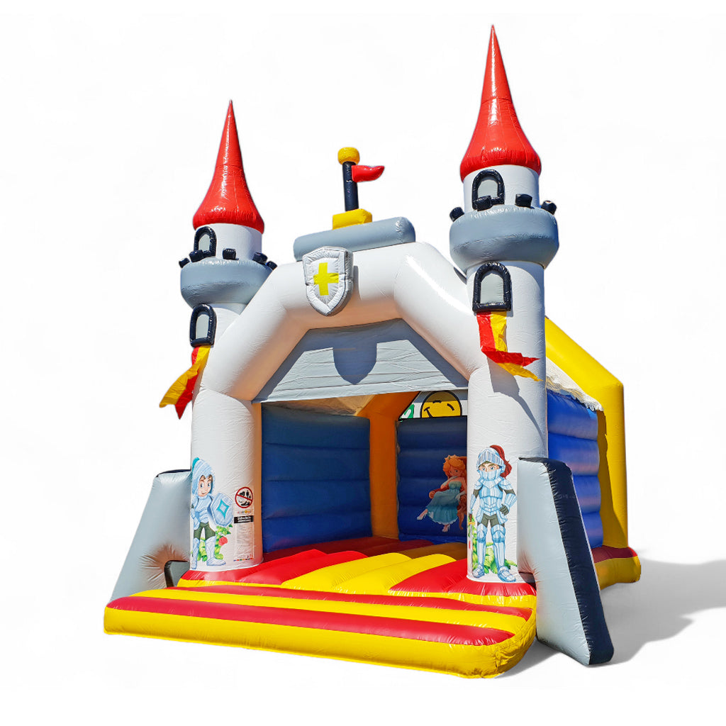 Huepfburg in Form einer Ritterburg mit Tuermen und Figuren an den Saeulen auf weissen Hintergrund.