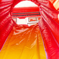 Eine rot-gelbe Rutsche von einer Hüpfburg.